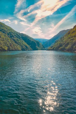 Gün batımında manzara, Sil Nehri, Ourense, Galiçya, İspanya kanyonlarında tekne turu.