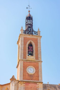 Sagunto, Valencia, İspanya. 30 Ağustos 2022 - 20. yüzyılda Kutsal Meryem Kilisesi 'nde (Santa Maria) restore edilen saatli kule çanı. Kilise 14. yüzyılda inşa edilmiş. Ulusal Anıt