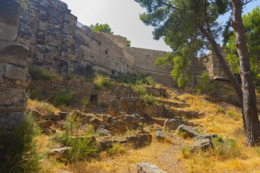 Sagunto, Valencia, İspanya. 30 Ağustos 2022 - Hırsızların Yolu olarak bilinen yer, İber kalıntıları ve Sagunto Kalesi 'nin kuzey cephesinin dış tarafında Roma payandaları ile