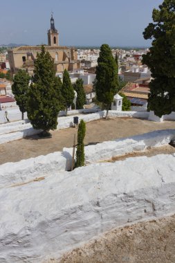 Sagunto, Valencia, İspanya. 30 Ağustos 2022 'de eski Yahudi mahallesinin yakınındaki inzivaya tırman ve arka planda Kutsal Meryem Kilisesi ile birlikte.