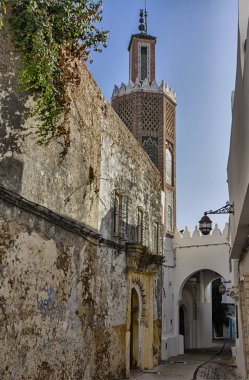 Jamaa lkasba Camii 'nin girişi olan, Fas' ın başkenti Tanca 'nın kasbah' ında, binanın altında bir geçit olan ıssız bir sokak.