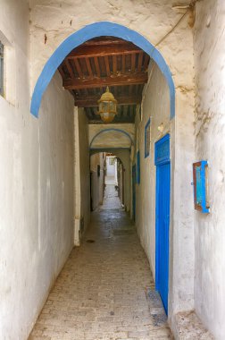 Tangier, Fas 'ta mavi kapılı dar geçit caddesi.