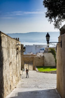 Tanca, Fas. 15 Ekim 2022, Kasbah. Riyad Sultan Caddesi, Kasbah Meydanı 'na doğru, solunda Bab Bhar Kapısı ve arka planında Ghandouri Sahili ile.