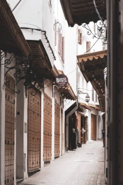 Tanca, Fas. 15 Ekim 2022 - Medine 'nin dar ticari sokaklarındaki bazı hediyelik eşya dükkanlarının kapıları aynı tasarıma sahip.