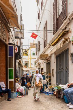Tanca, Fas. 16 Ekim 2022 - Medine 'nin merkezinin dar sokaklarında, ürünleri yerde olan satıcılar