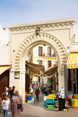 Tanca, Fas. 16 Ekim 2022 - Bab Rahbat kapısı, Medine 'ye giriş, Grand Socco' nun yanındaki bahçe.