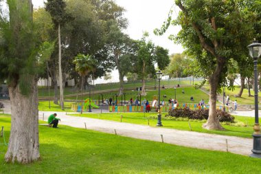 Tanca, Fas. 16 Ekim 2022 - Mendoubia Gardens 'ta oyun alanı, Grand Socco' nun yanına park et, Medine 'nin girişinin önüne.