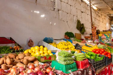 Tanca, Fas. 16 Ekim 2022 - Medine 'deki merkez markette gıda tezgahı