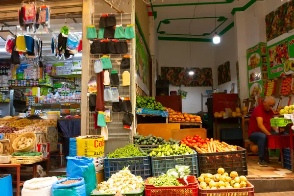 Tanca, Fas. 16 Ekim 2022 - Medine 'deki merkez markette gıda deposu