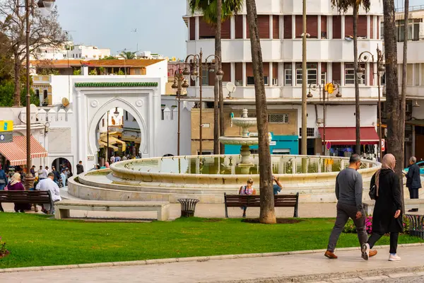 Tanca, Fas. 16 Ekim 2022 - Grand Socco Meydanı 'ndaki çeşme ya da Büyük Zouk, Medine girişindeki Bab Al Fahs kapısı