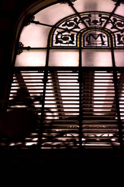 Valencia, İspanya. 23 Ocak 2023 - Şehrin merkez pazarının gece fotoğrafı. Modernist tarzda. İnşaatı 1928 'de sona erdi. Pencerede Mercado Central 'dan MC harfleri var.)