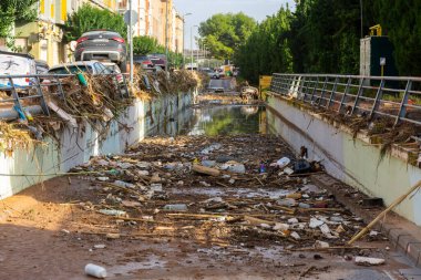 Catarroja, Valencia, İspanya. 31 Ekim 2024 - Yağmur nedeniyle sel. Tren raylarının altındaki tünele, Catarroja kasabasına, araçlar, molozlar ve çöplerle dolmuş.