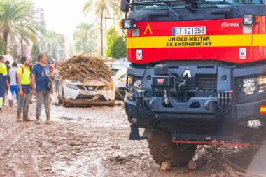 Catarroja, Valencia, İspanya. 31 Ekim 2024 - Son selin ardından, UME 'den (İspanyol ordusunun askeri acil durum birimi) ağır bir araç mağdurlara yardım çalışması yapmak için şehre geldi.