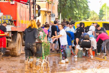 Catarroja, Valencia, İspanya. 31 Ekim 2024 - Son selin ardından, UME 'den (İspanyol ordusunun askeri acil durum birimi) bir itfaiye kamyonu kasaba sakinlerine içme suyu tedarik etmektedir.