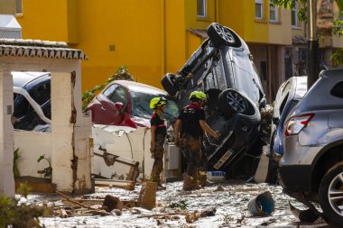 Alfafar, Valencia, İspanya. 31 Ekim 2024 - Selden sonra, itfaiyeciler yığınla araba olan caddelerden birinde durumu araştırdılar