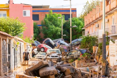 Alfafar, Valencia, İspanya. 31 Ekim 2024 - Selden sonra, insanlar kırık eşyalarını, sokağın sonunda bir araba yığınıyla atıyorlar.