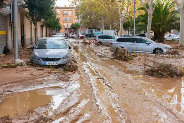 Catarroja, Valencia, İspanya. 31 Ekim 2024 - Poio vadisi yakınlarındaki sokaklar ve meydanlar, son sellerden etkilenmiş, güçlü su akıntısının taşıdığı çamur ve molozlarla dolu