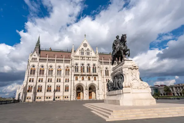 Budapeşte 'deki Macar Parlamento Binası Dramatik Gökyüzü Altında
