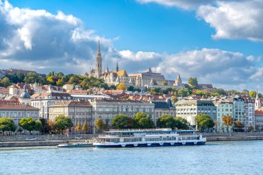 Majestic BuddCastle Hill Panorama ile Tuna 'da Nehir Gezisi Gemisi - Matthias Church Spires ve Dramatik Bulutlara Karşı Sonbahar Yeşillikleri' nin yer aldığı Tarihi Budapeşte Skyline