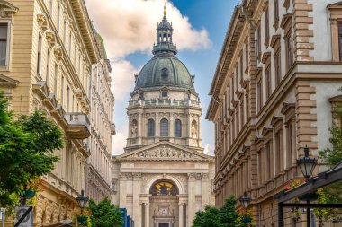 Macaristan, Budapeşte 'deki Aziz Stephen Bazilikası, parlak bir gökyüzü altında, yumuşak bulutlar altında, muhteşem mimarisini ön plana çıkarırken yakalandı.