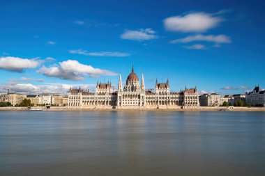 Macaristan Parlamento Binası 'nın Açık Gün Işığına Karşı Önü, Budapeşte' deki Tuna Nehri 'ne Bakış