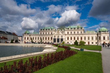 Avusturya, Viyana 'daki Avusturya Belvedere Sarayı' nın çarpıcı manzarası, zarif Barok mimarisi ve güzel manzaralı bahçeleriyle bulutlu bir gökyüzüne karşı sergileniyor.