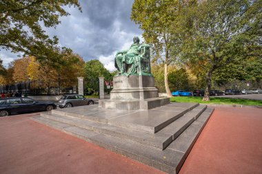 Avusturya, Viyana 'daki Goethe Anıtı, ünlü Alman yazarın heykelini sergiliyor, Stadtpark' ın güzel çevresine ve şehrin tarihi cazibesine karşı hazırlanıyor.
