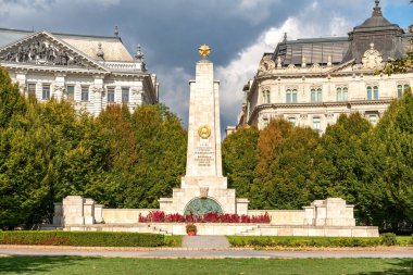 Macaristan, Budapeşte 'deki Sovyet Savaş Anıtı dramatik bir gökyüzü altında Kızıl Ordu askerlerini önemli heykeli ve tarihi önemiyle onurlandırıyor.