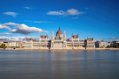 Budapeşte 'deki Tuna Nehri' ne bakan Temiz Gün Işığına Karşı Macar Parlamento Binası 'nın manzarası. Uzun pozlama yap..