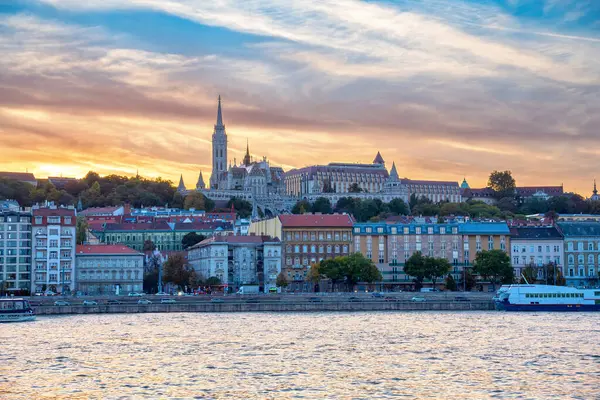 Matthias Kilisesi 'nin Büyüleyici Günbatımı Fotoğrafı ve Macaristan' ın Kalbinde Tarihsel Mimariyi Gösteren Tuna Nehri ile Balıkçı Kalesi
