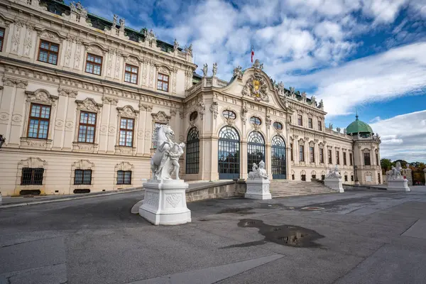 Avusturya, Viyana 'daki Belveder Sarayı' nın yakın görüntüsü, ön plandaki anıtlarla birlikte, bu imparatorluk simgesinin karmaşık mimari ayrıntılarını ve tarihsel önemini yakalıyor.