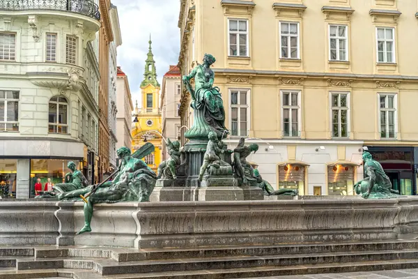 Avusturya, Viyana 'daki Donnerbrunnen Çeşmesi, şehrin kalbinde güzel bir dönüm noktası olarak karmaşık tasarımı ve tarihi önemini gözler önüne seriyor.
