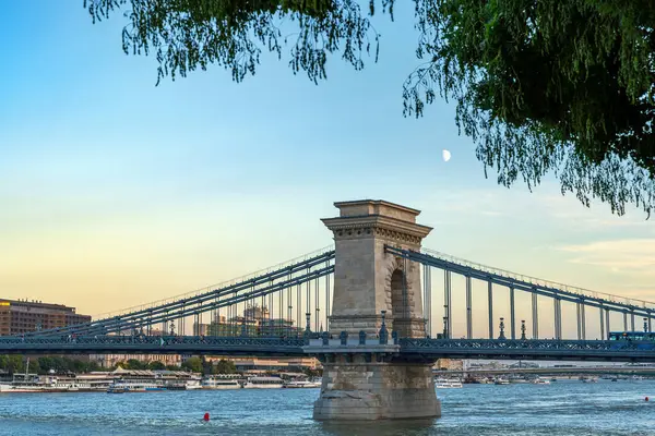 Avusturya, Viyana 'daki Hofburg Sarayı, etkileyici görünüşü ve zengin imparatorluk tarihiyle, şehrin kraliyet geçmişi ve mimari ihtişamının bir sembolü olarak ayakta duruyor.