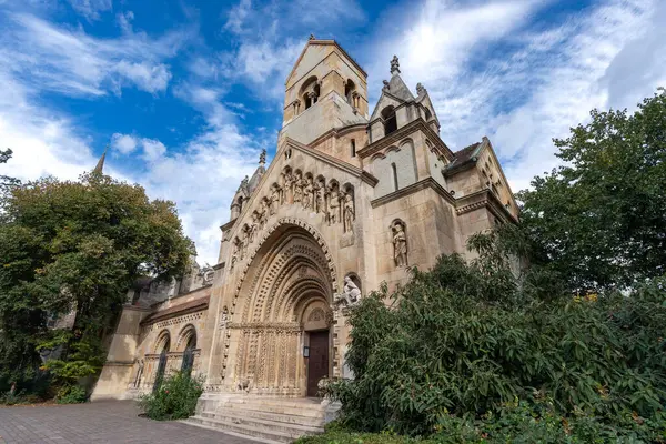 Bulutlu gökyüzüne bakan Jaki Şapeli 'nin çarpıcı manzarası Budapeşte, Macaristan' ın mimari güzelliğini gözler önüne seriyor.