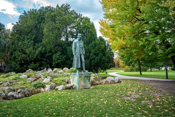 Avusturya, Viyana 'daki Franz Joseph Anıtı, etkileyici bronz heykeli ve kraliyet varlığıyla Avusturya İmparatoru' nun mirasını kutluyor.