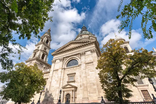 Macaristan, Budapeşte 'deki Aziz Stephen Bazilikası' nın dikiz manzarası kilisenin arka cephesinin etkileyici mimarisini ve karmaşık ayrıntılarını vurguluyor.