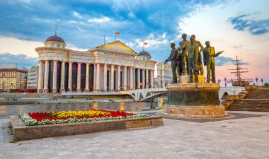Üsküp şehir merkezindeki Makedonya Arkeoloji Müzesi ve Medeniyetler Köprüsü 