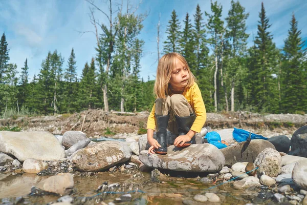 Preschooler Playing River Summer Day — Stockfoto