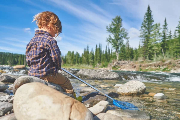 Little Toddler Sitting Rock River Summer Day — Stockfoto