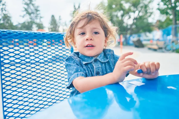 Little Toddler Sitting Table Park Summer Day Fotos De Bancos De Imagens