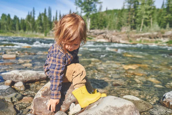 Little Toddler Sitting Rock River Summer Day 免版税图库照片