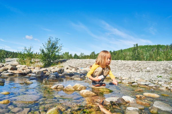 Preschooler Playing River Summer Day Rechtenvrije Stockfoto's