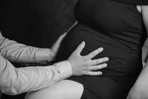 Gravid Flicka Klänning Håller Händerna Magen — Stockfoto