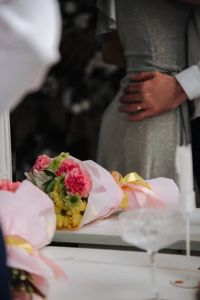 Hochzeitsschuhe Ein Strauß Blumen Und Trauringe — Stockfoto