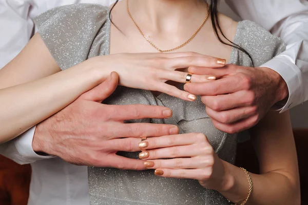 戴着金戒指的新娘的手紧紧地握住了 — 图库照片