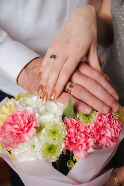 Mãos Noivas Com Anéis Casamento Ouro Fechar — Fotografia de Stock