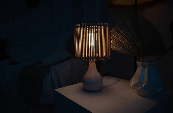 Una Lampada Legno Brilla Sul Tavolo — Foto Stock