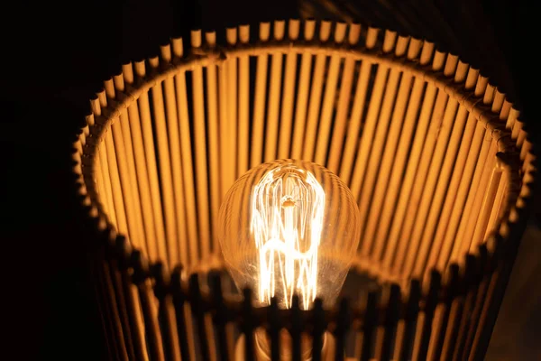 テーブルの上には木製のランプが輝いていて — ストック写真