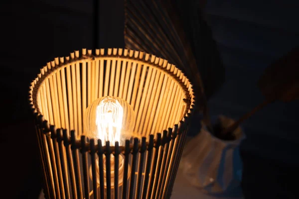 Una Lampada Legno Brilla Sul Tavolo — Foto Stock