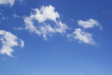 Mavi gökyüzü arkaplanı ve beyaz bulutlar yumuşak odak ve yatay şekli kopyala.